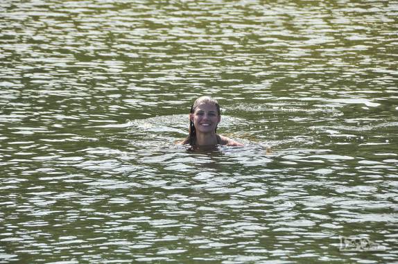 Refrescando-se na lagoa da praia da Lagoinha do Leste, na costa sul de Florianópolis, em Santa Catarina